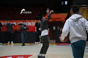 清晨曼联状态回暖山东男篮单刀错失备战欧超杯，上海海港完成体检都惊呆了的简单介绍